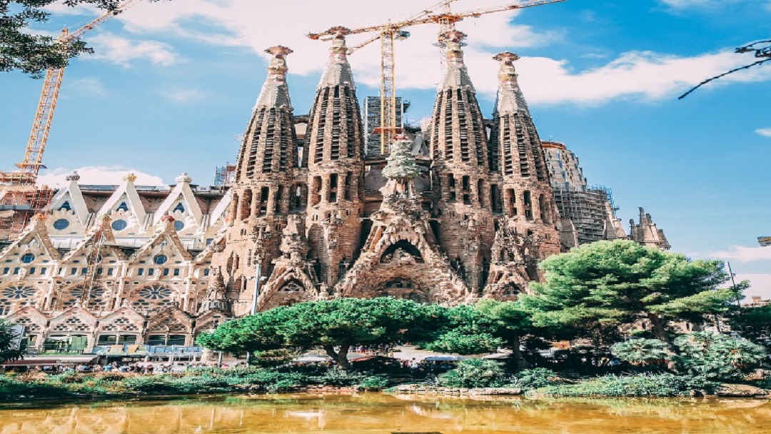 Top 10 best attractions in Barcelona, Spain | Suitcases And
